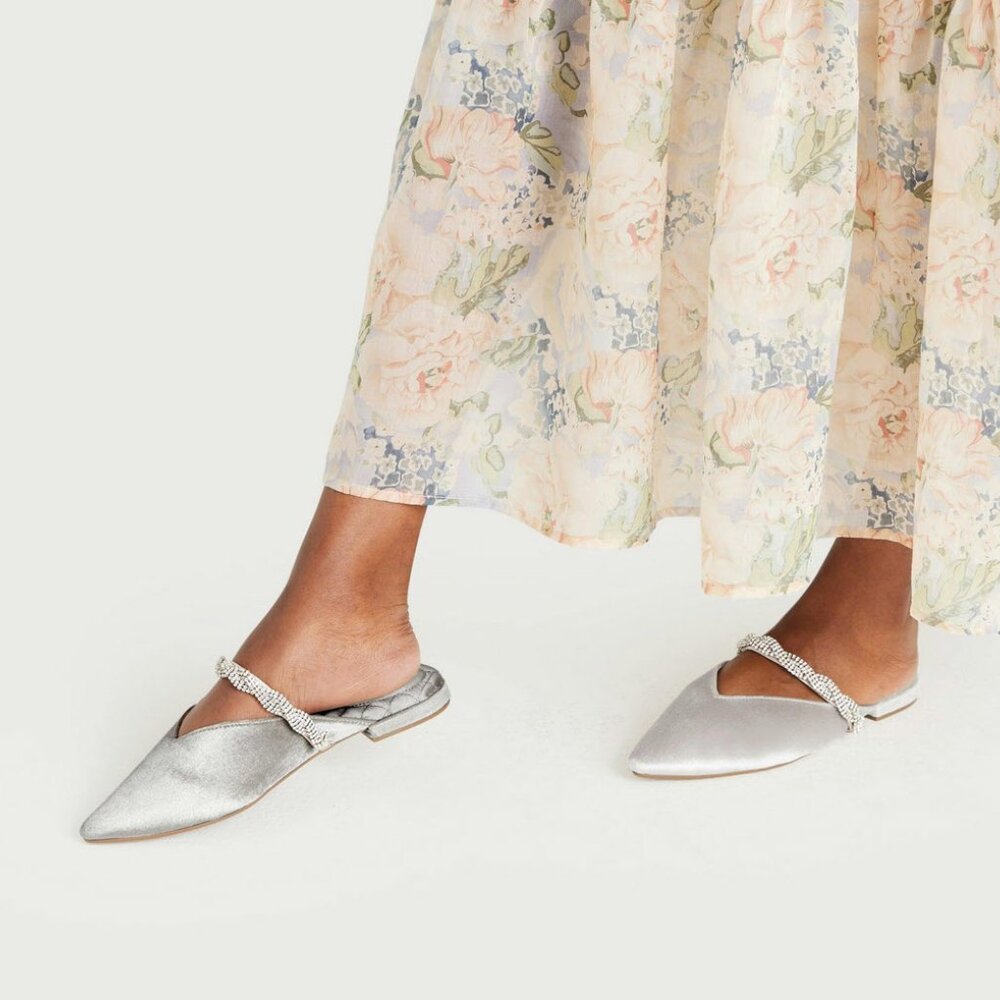 Birdies Silver The Swan Pointed Toe Flats Sz 7.5